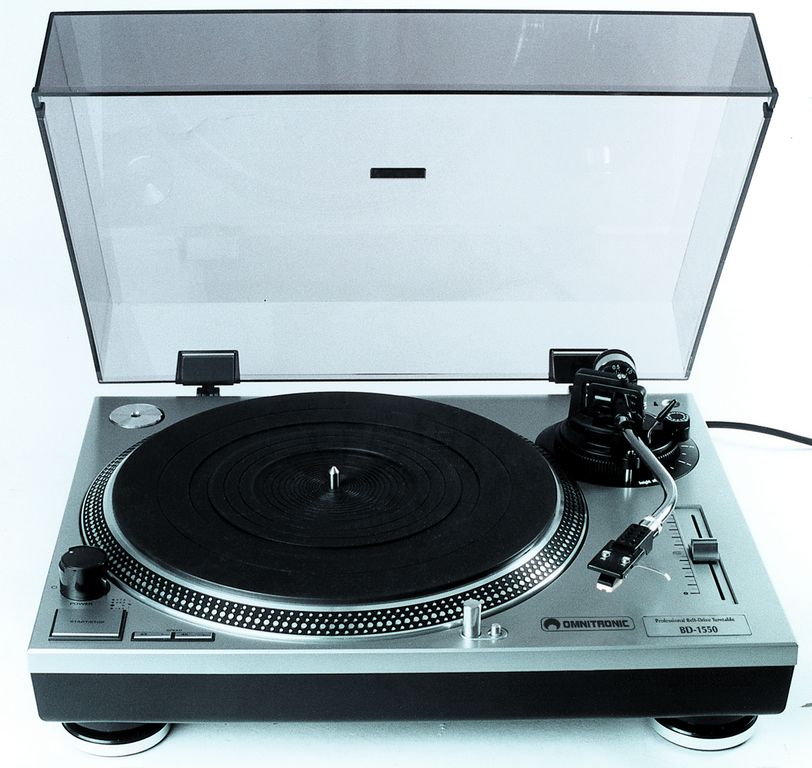 Omnitronic BD-1550, profesionální gramofon s řemínkovým pohonem stříbrný