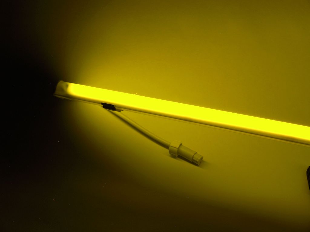 Eurolite LED Tube 105 cm, žluto-matná